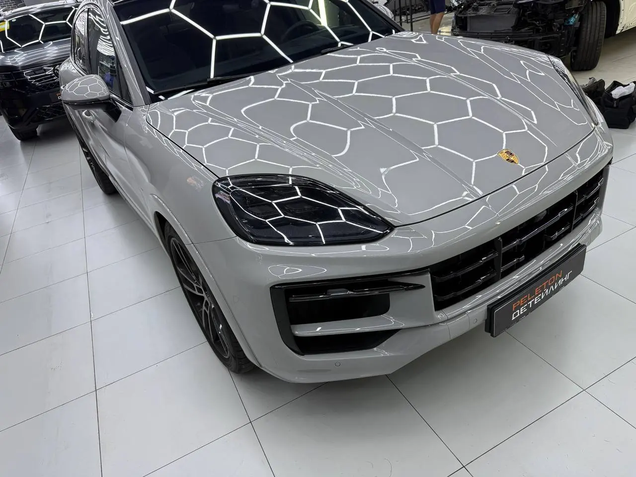 Оклейка Porsche Cayenne GTS в полиуретановую пленку 230 мкм: максимальная защита для максимального автомобиля